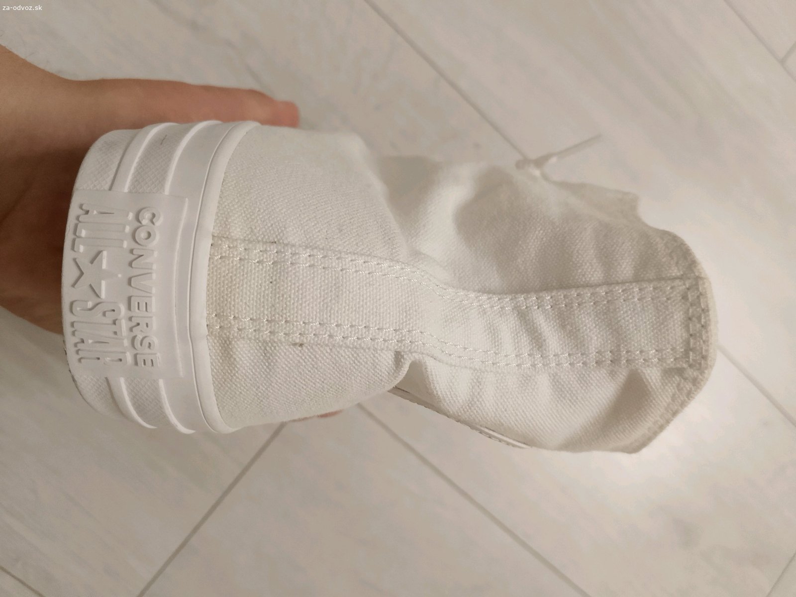 Darujem tenisky na odvoz. Darujem tenisky Converse All star,málo použivané,ako nové.