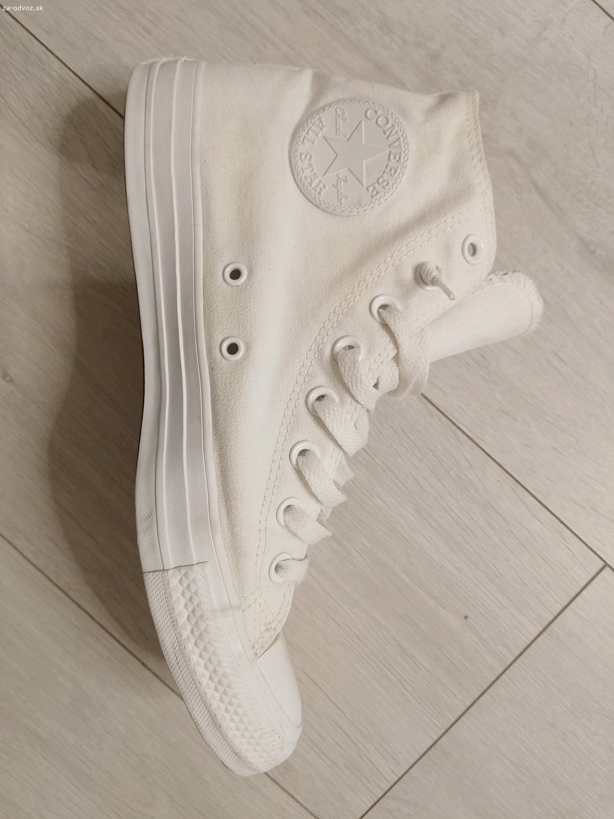 Darujem tenisky na odvoz. Darujem tenisky Converse All star,málo použivané,ako nové.