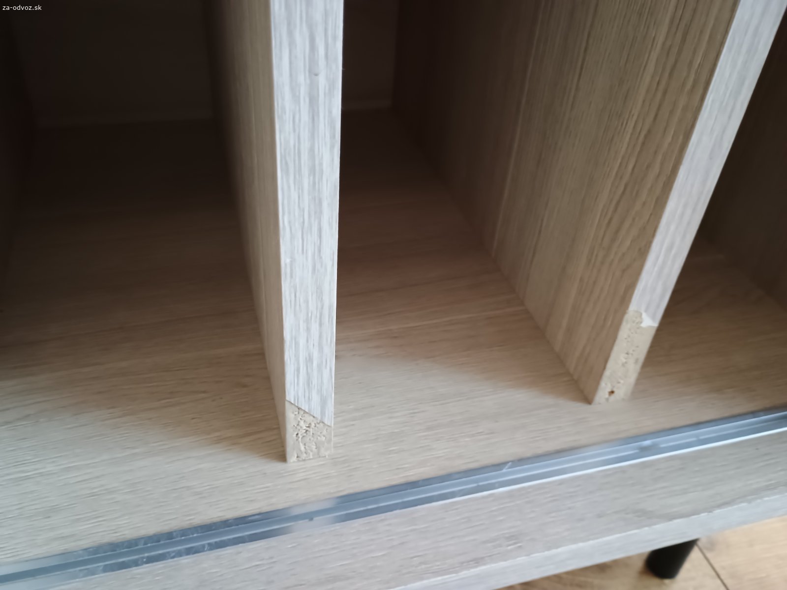 Darujem tv stolík za odvoz.. Darujem tv stolík za odvoz.
Malé kozmetické vady vidieť na fotkách, inak v top stave.
š:160x v:55x h:40 cm.