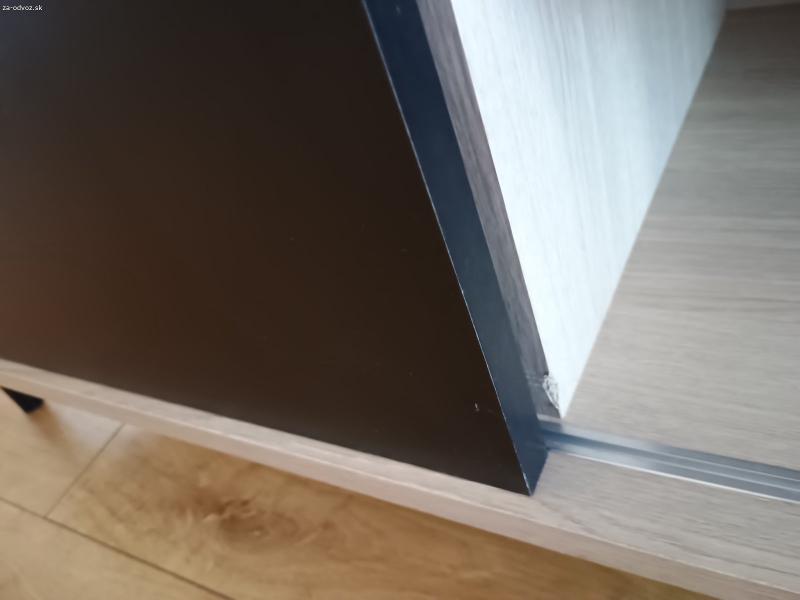 Darujem tv stolík za odvoz.. Darujem tv stolík za odvoz.
Malé kozmetické vady vidieť na fotkách, inak v top stave.
š:160x v:55x h:40 cm.