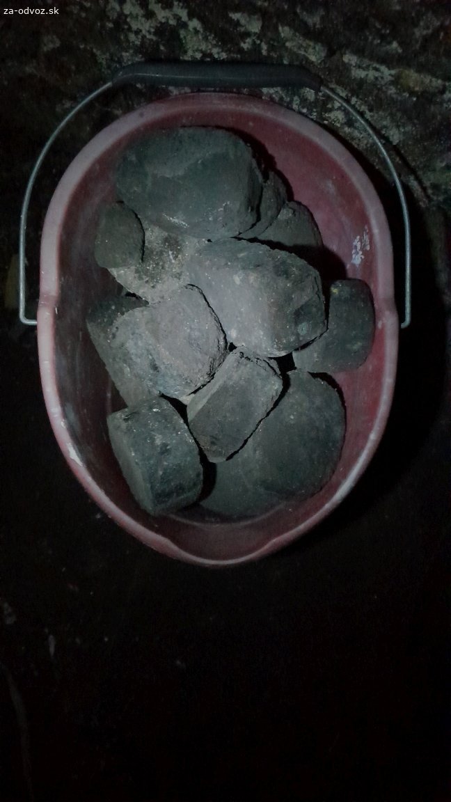 Darujem uholný prach, uhlie. Darujem asi 6 vriec uhoľného prachu zmiešaného s uholnými briketami a kúskami uhlia. Odber v Bratislave - Rači.
Treba vyniesť z pivnice, kde to je dlhodobo uložené a odviezť väčším autom, alebo s vozíkom.