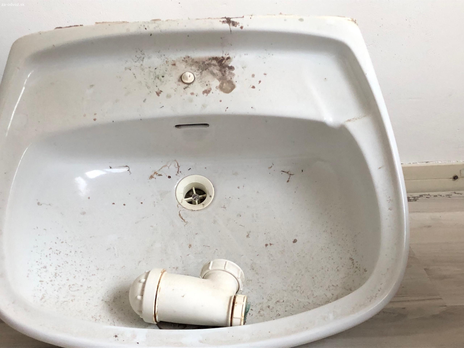 Darujem umyvadlo. Darujem umyvadlo, cca 60 cm sirka, neposkodene, uz vybrate z kupelne. Darujem ho aj s bateriou, ak sa bude hodit (vyvod zo steny, vid obrazok). Nachadza sa v Lamaci, treba si ho zniest a odviezt.