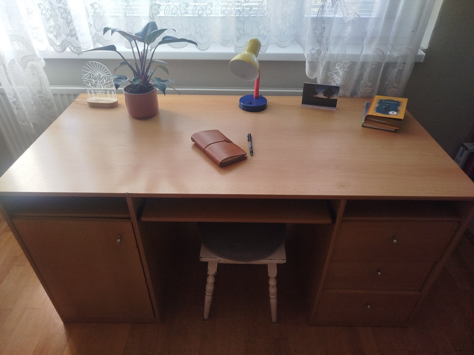 Darujem veľký písací stôl. Darujem veľký písací stôl s úložným priestorom a výsuvnou doskou na klávesnicu. Má mierne poškodenia (foto).
Rozmery: dĺžka 150 cm, šírka 73,5 cm, výška 75 cm.