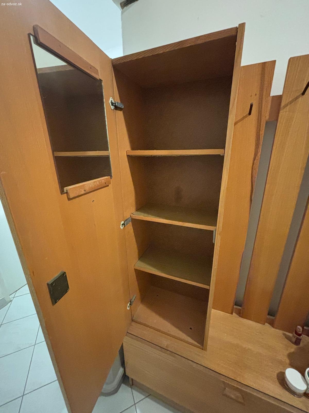 Darujem vešiakovú stenu do predsiene. Darujem vešiakovú stenu do predsiene v dobrom stave. Výška 178cm, šírka 125cm. V prípade záujmu prosím majte na vedomí, že ponúkaný kus nábytku sa nachádza na 2 poschodí bytového domu bez výťahu.