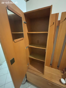 Darujem vešiakovú stenu do predsiene