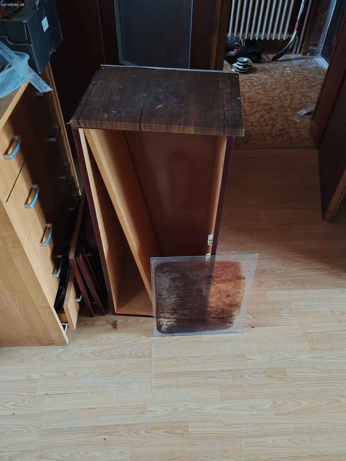 Darujem viac starsieho nabytku na foto