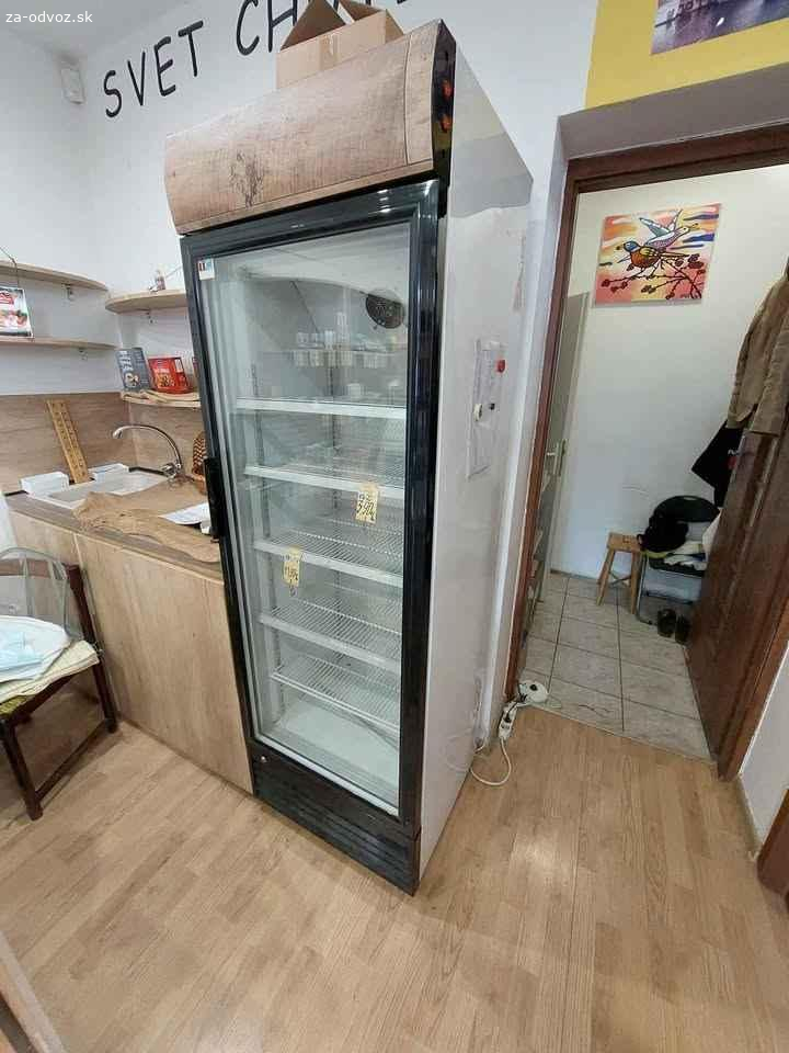 Darujem vitrinovu chladničku do predajna