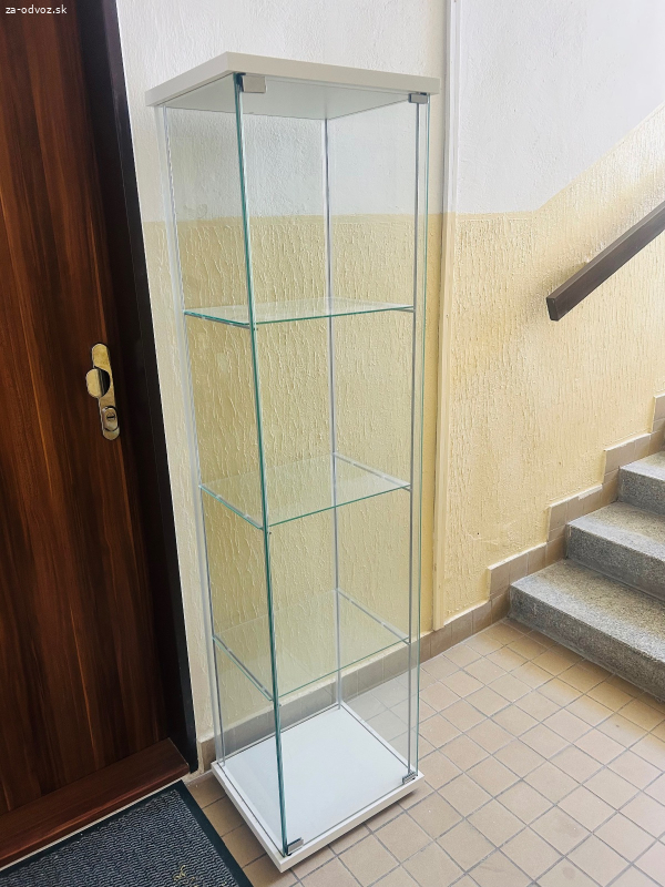 Darujem vitrínu Ikea.