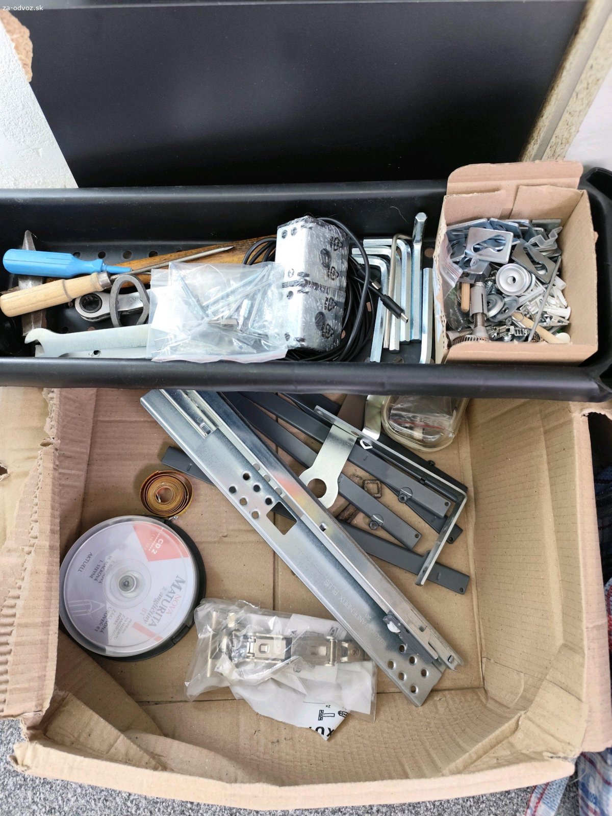 darujem všetko. darujem všetko spolu 
- kôš funkčný 
- dosky
- koberec 
- náradie srobovaky, kladivo, kľúče, meter, sroby, pánt s dojazdom IKEA
- kovania na 4x dvere 
....