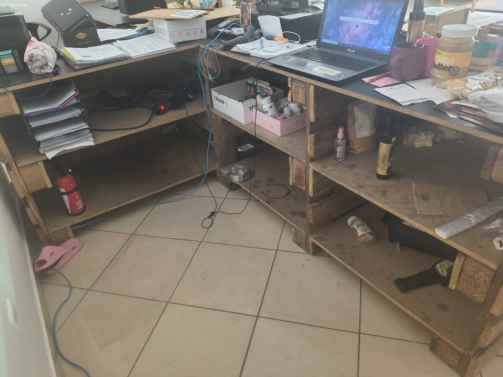 Darujem za odvoz 2 pracovné stoly. Darujem za odvoz 2 pracovné stoly, sú na adrese Potočná 14 Skalica