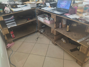 Darujem za odvoz 2 pracovné stoly