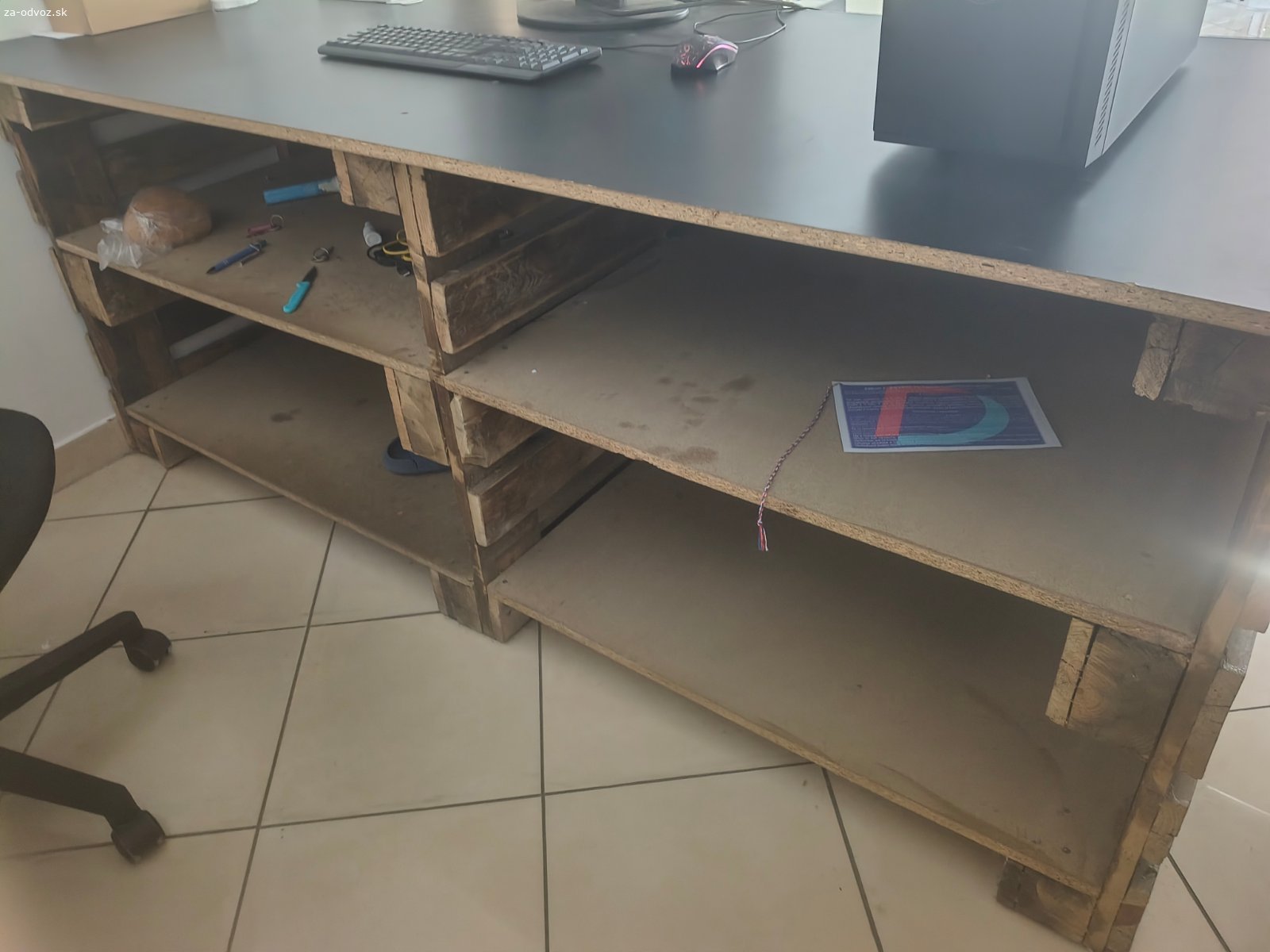 Darujem za odvoz 2 pracovné stoly. Darujem za odvoz 2 pracovné stoly, sú na adrese Potočná 14 Skalica