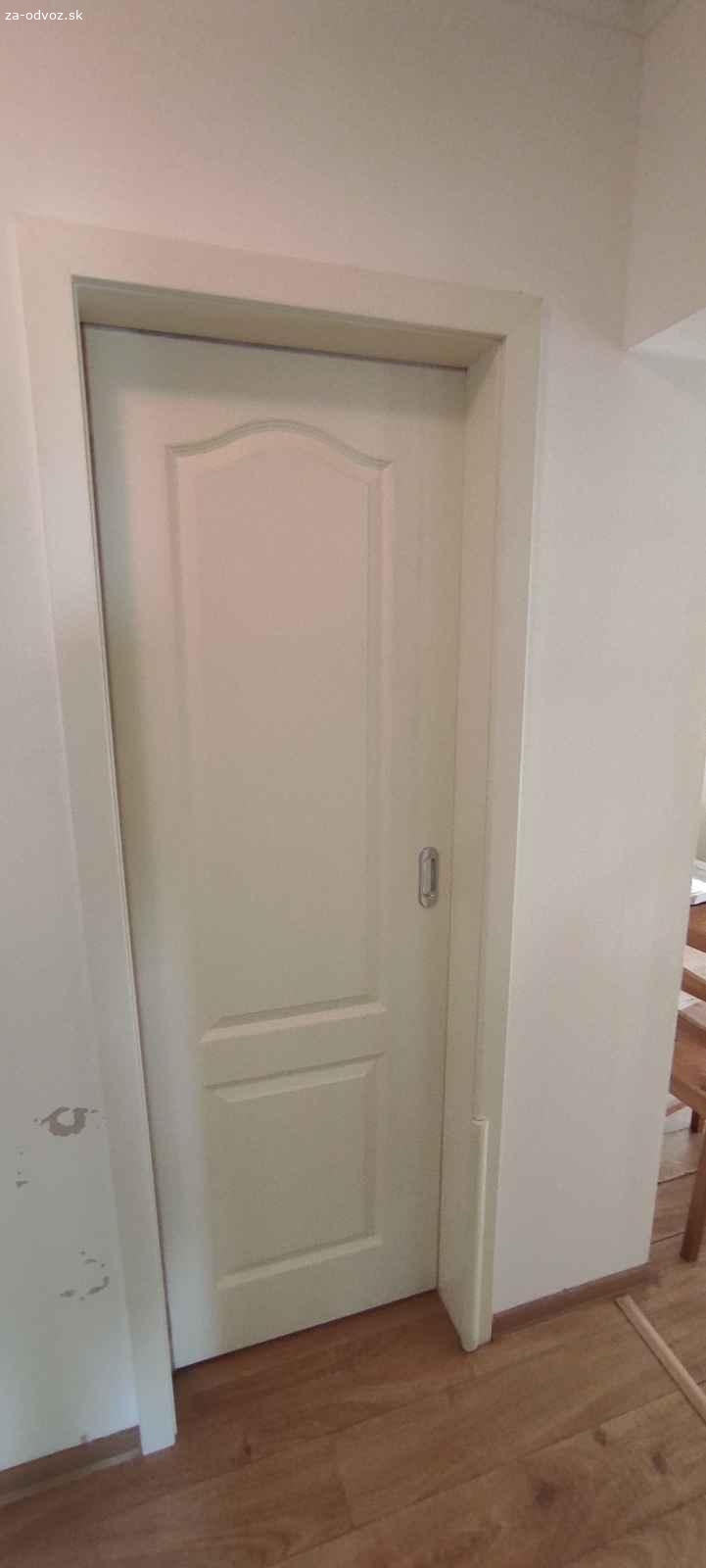Darujem za odvoz biele interiérové dvere posuvné.. Darujem za odvoz interiérové dvere posuvné 3 ks. Z toho 2x cca 60 CM široké zasuvacie do spoločného púzdra. Vhodné do wc/kúpeľne. Druhé presklené šírka 80cm zasuvacie v hornej kolajnici.