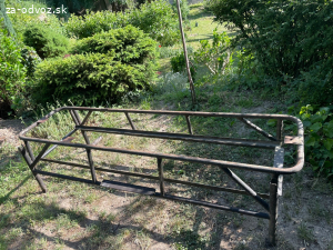Darujem za odvoz dve kovové konštrukcie z lavičiek