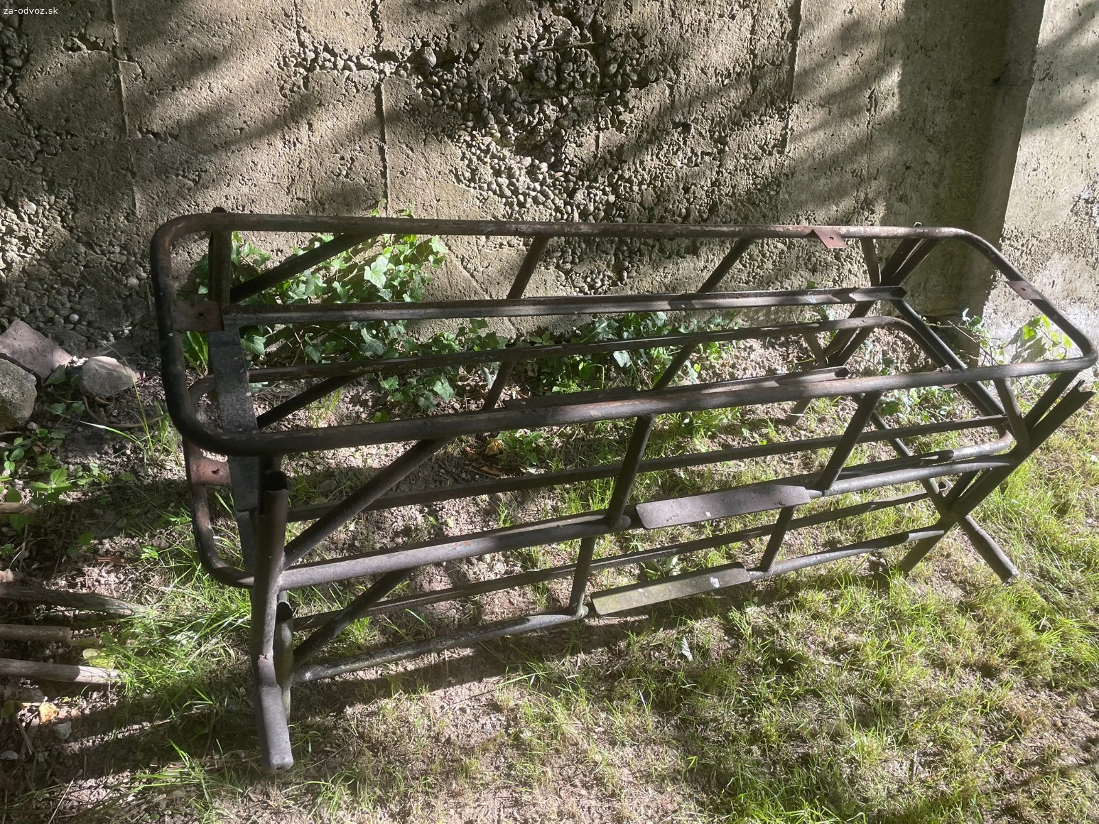 Darujem za odvoz dve kovové konštrukcie z lavičiek. Darujem za odvoz dve kovové konštrukcie z lavičiek - viď foto, lokalita Devín.