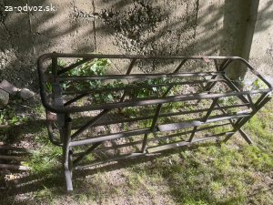 Darujem za odvoz dve kovové konštrukcie z lavičiek
