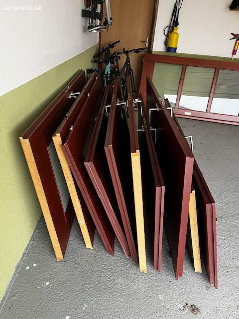 Darujem za odvoz interiérové dvere. Darujem za odvoz interiérové dvere so zárubňami a klučkami. 10 ks - 6 ks dverí 80, 4 ks 60 cm a jedni rozťahovacie dvere 150 cm, niektoré zárubne sú mierne poškodené. Dvere sú v dobrom stave. Ponúkam to len  ako  celok