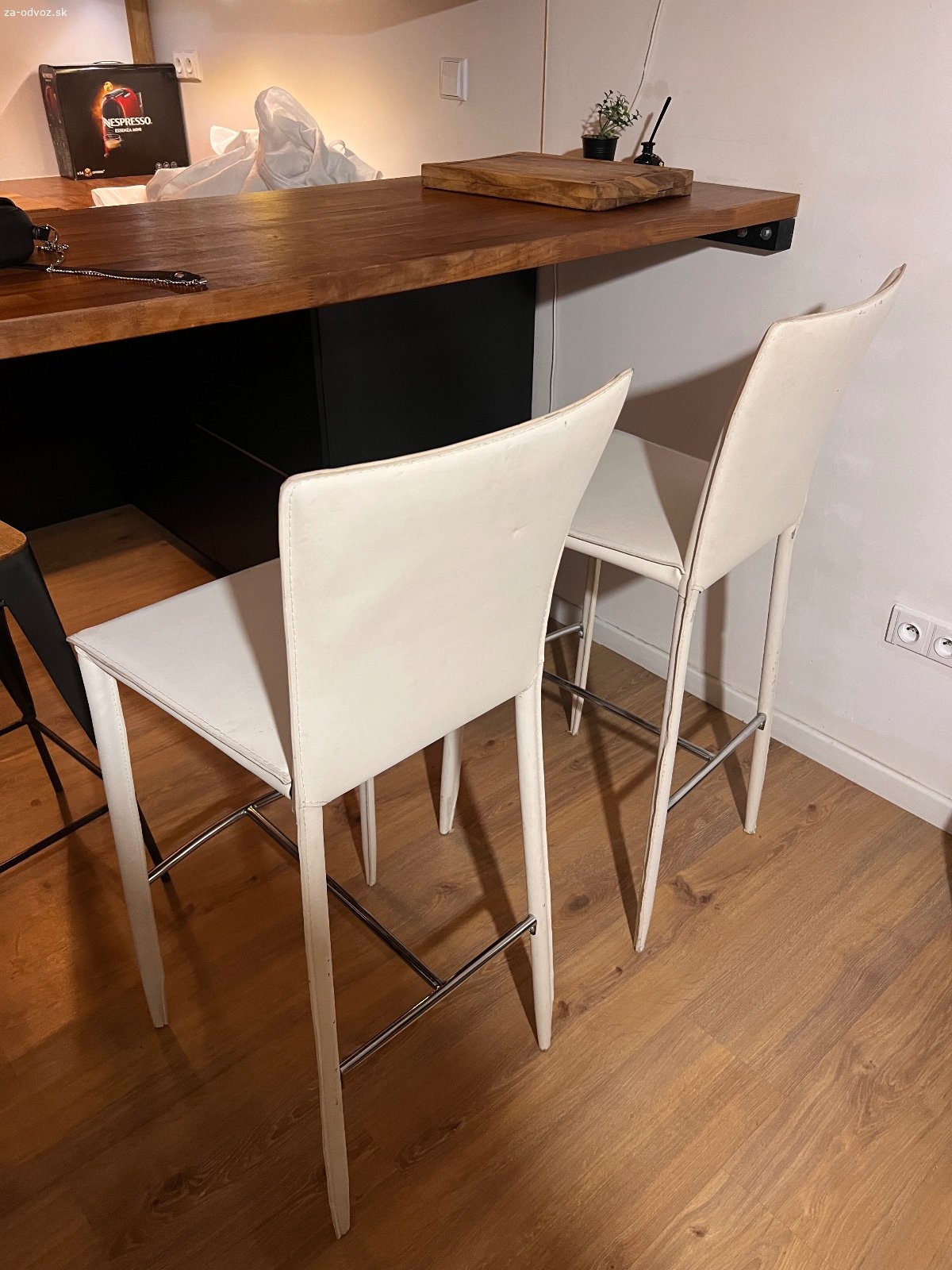 Darujem za odvoz komodu pod TV, barove stoličky. Darujem za odvoz komodu pod TV rozmer: 176cm x hĺbka 30cm x výška 45cm. Barove stoličky 2 ks biele a kožené kreslo čierne. Všetko naraz.