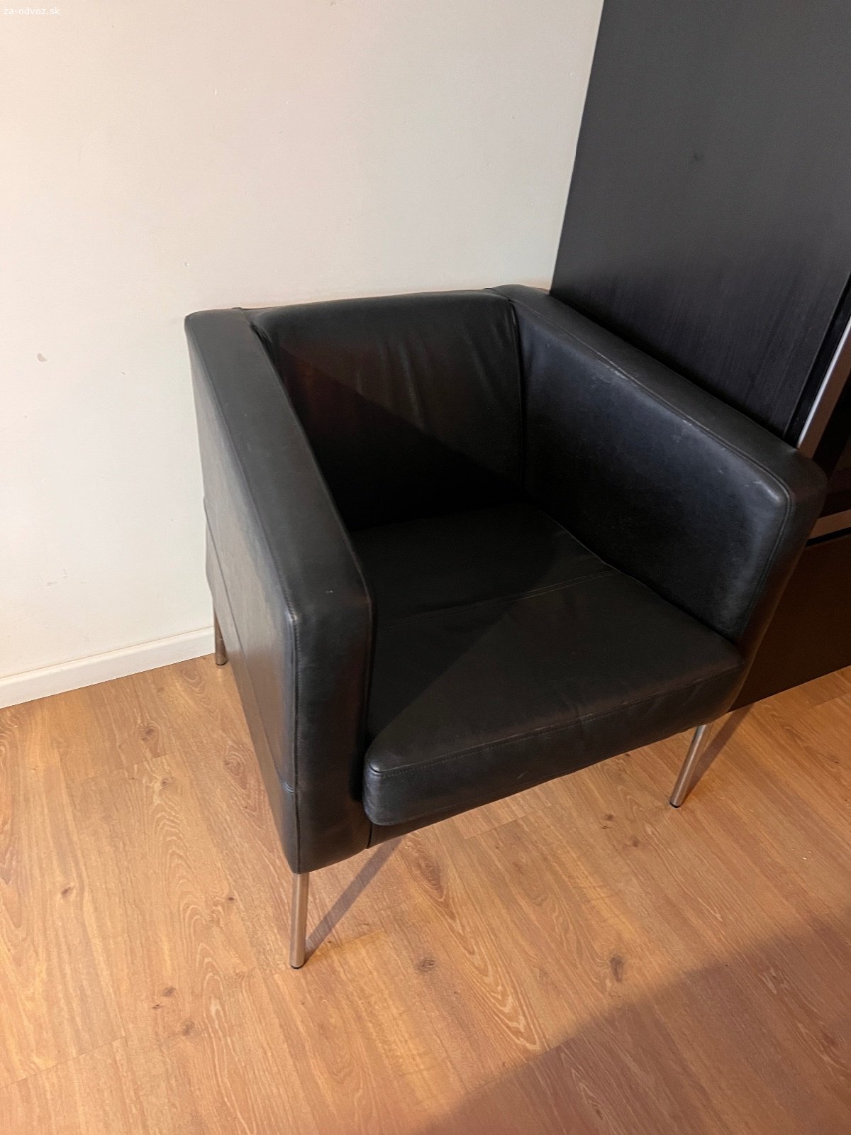 Darujem za odvoz komodu pod TV, barove stoličky. Darujem za odvoz komodu pod TV rozmer: 176cm x hĺbka 30cm x výška 45cm. Barove stoličky 2 ks biele a kožené kreslo čierne. Všetko naraz.