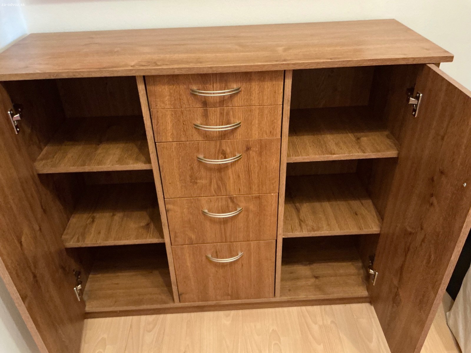 Darujem za odvoz komodu. Darujem za odvoz komodu-vid obrázky.
Rozmery:šírka 110 cm, výška 90 cm, hĺbka 37 cm.
Odvoz je potrebný do nedele 13.9.2026 vrátane.