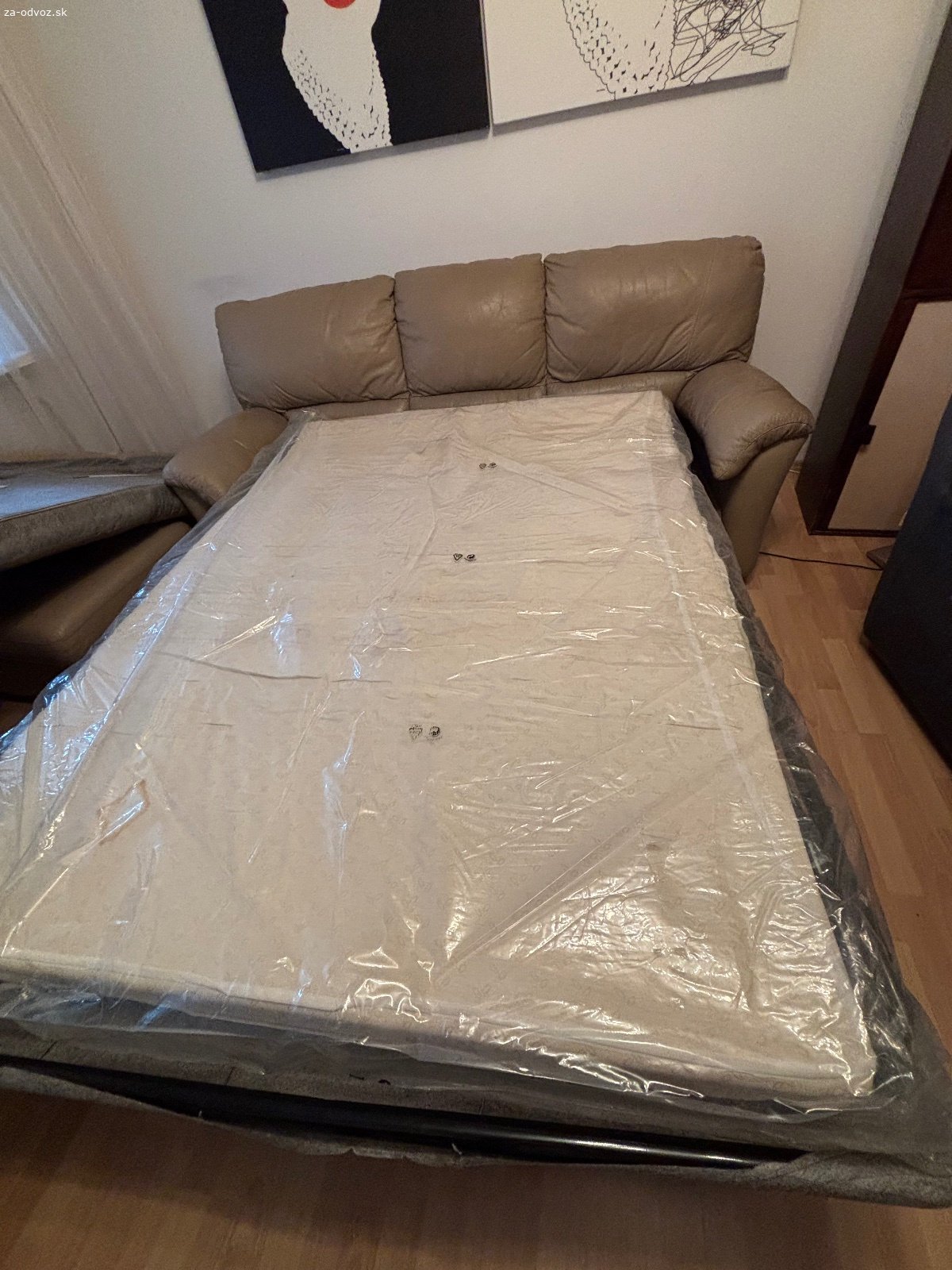 Darujem za odvoz koženú sedačku+taburet. Darujem za odvoz  čelokoženú rozkladaciu sedačku. Rozmer sedačky: šírka 200 cm, výška 95 cm, hĺbka 90 cm. Rozmer lôžka: 135x190 cm.
Taburet je s úložným priestorom, rozmery: šírka 64x64 cm, výška 43 cm.
V prípade záujmu priložím i napínacie poťahy antracitovej farby, ktoré sú kompletne na celú sedačku i taburet.
Odvoz potrebný do nedele 13.9.2026 vrátane.