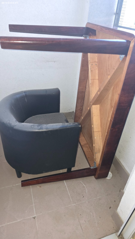 Darujem za odvoz kreslo a stôl