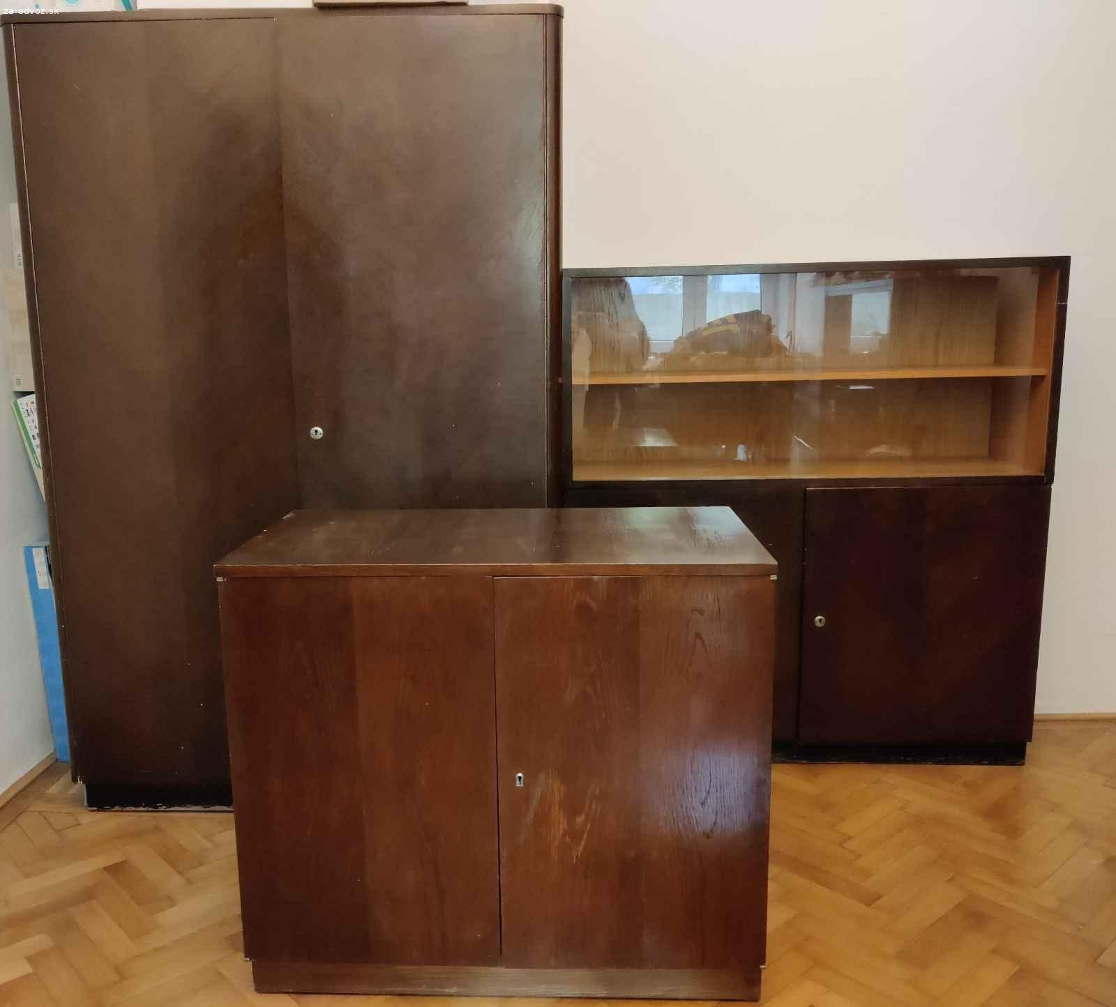 Darujem za odvoz nábytok 60te roky -Bruselský štýl