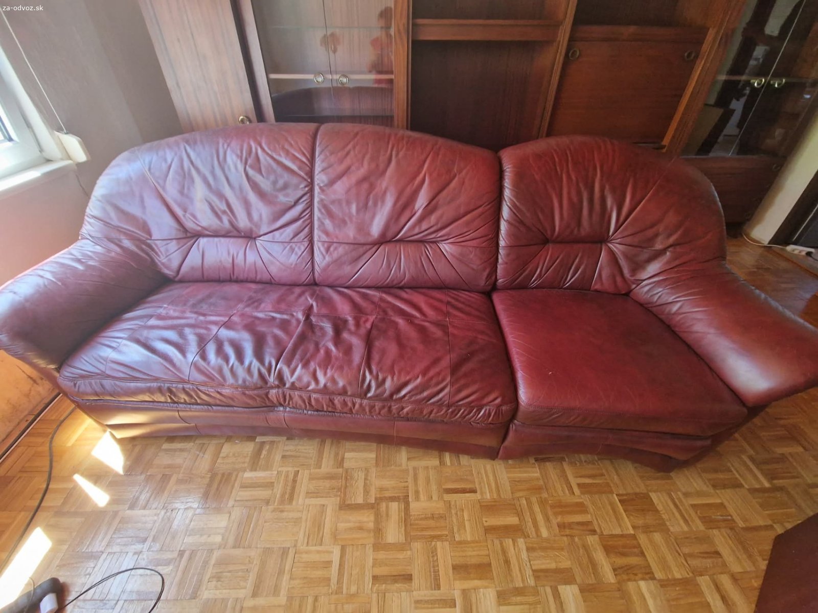 Darujem za odvoz nábytok. Darujem za odvoz veci na fotkách.
Nábytok je starší ale stále funkčný, gauč je rozkladací.