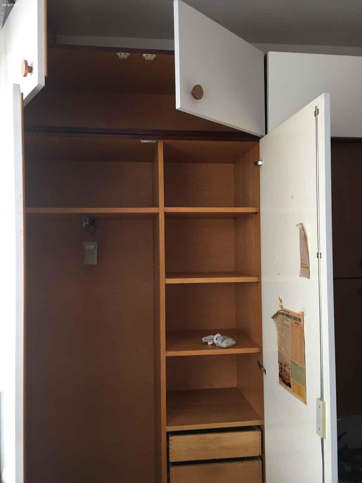 Darujem za odvoz obývaciu stenu Javorina