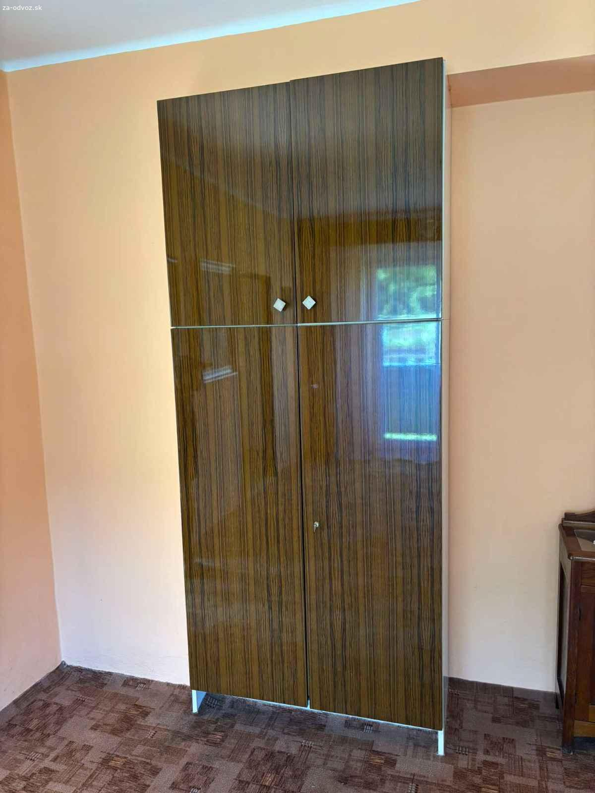 Darujem za odvoz obývaciu stenu