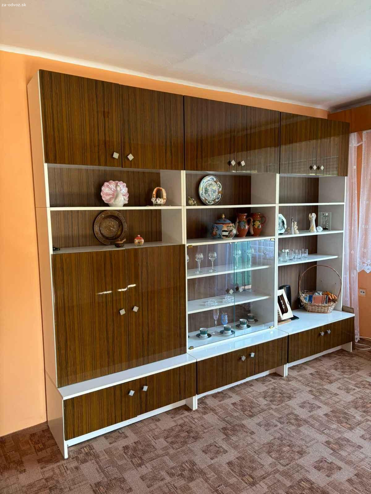 Darujem za odvoz obývaciu stenu