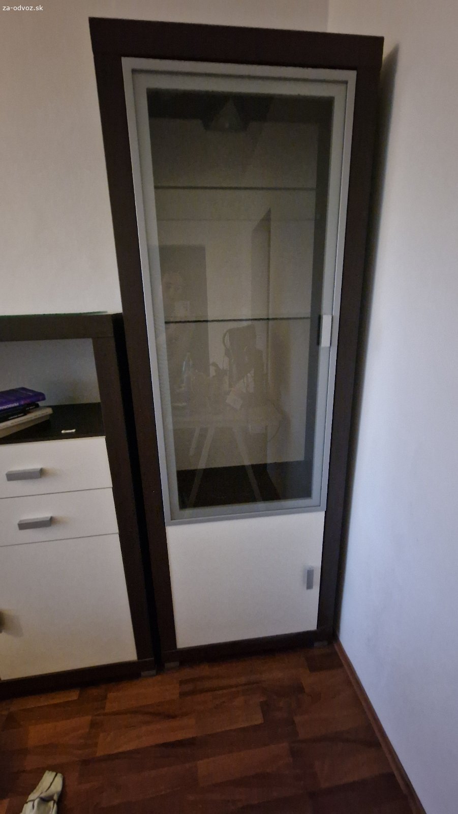 Darujem za odvoz obývaciu stenu. Po zmene interiéru posúvam ďalej kvalitnú obývaciu zostavu v elegantnej kombinácii tmavého dreva, krémových dvierok a sklenených prvkov. Nábytok je zachovalý, čistý a pripravený na ďalšie používanie.

Vysoká komoda s presklenou vitrínou:
Rozmery:
D:70cm
Š:39,5cm
V:204cm

Nižšia komoda so zásuvkami a dvierkami s množstvom úložného priestoru.
Rozmery:
D:110 cm
Š:39,5cm
V:139,5 cm

TV stolík s otvorenými policami a 2 zásuvkami
Rozmwry:
D:133,5 cm
Š:56cm
V:56,5 cm

Dizajnový konferenčný stolík z tvrdeného skla
D:107,5 cm
Š:59,5 cm
V:47cm

Celá zostava vytvára jednotný a nadčasový vzhľad obývačky. Vďaka kombinácii uzatvoreného aj otvoreného úložného priestoru je nielen pekná, ale aj praktická.

✅ veľmi dobrý stav
✅ pevná konštrukcia
✅ elegantný dizajn
✅ vhodné do bytu, domu aj kancelárie

Osobný odber: Bratislava, Rača.