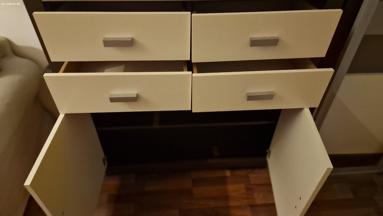 Darujem za odvoz obývaciu stenu. Po zmene interiéru posúvam ďalej kvalitnú obývaciu zostavu v elegantnej kombinácii tmavého dreva, krémových dvierok a sklenených prvkov. Nábytok je zachovalý, čistý a pripravený na ďalšie používanie.

Vysoká komoda s presklenou vitrínou:
Rozmery:
D:70cm
Š:39,5cm
V:204cm

Nižšia komoda so zásuvkami a dvierkami s množstvom úložného priestoru.
Rozmery:
D:110 cm
Š:39,5cm
V:139,5 cm

TV stolík s otvorenými policami a 2 zásuvkami
Rozmwry:
D:133,5 cm
Š:56cm
V:56,5 cm

Dizajnový konferenčný stolík z tvrdeného skla
D:107,5 cm
Š:59,5 cm
V:47cm

Celá zostava vytvára jednotný a nadčasový vzhľad obývačky. Vďaka kombinácii uzatvoreného aj otvoreného úložného priestoru je nielen pekná, ale aj praktická.

✅ veľmi dobrý stav
✅ pevná konštrukcia
✅ elegantný dizajn
✅ vhodné do bytu, domu aj kancelárie

Osobný odber: Bratislava, Rača.