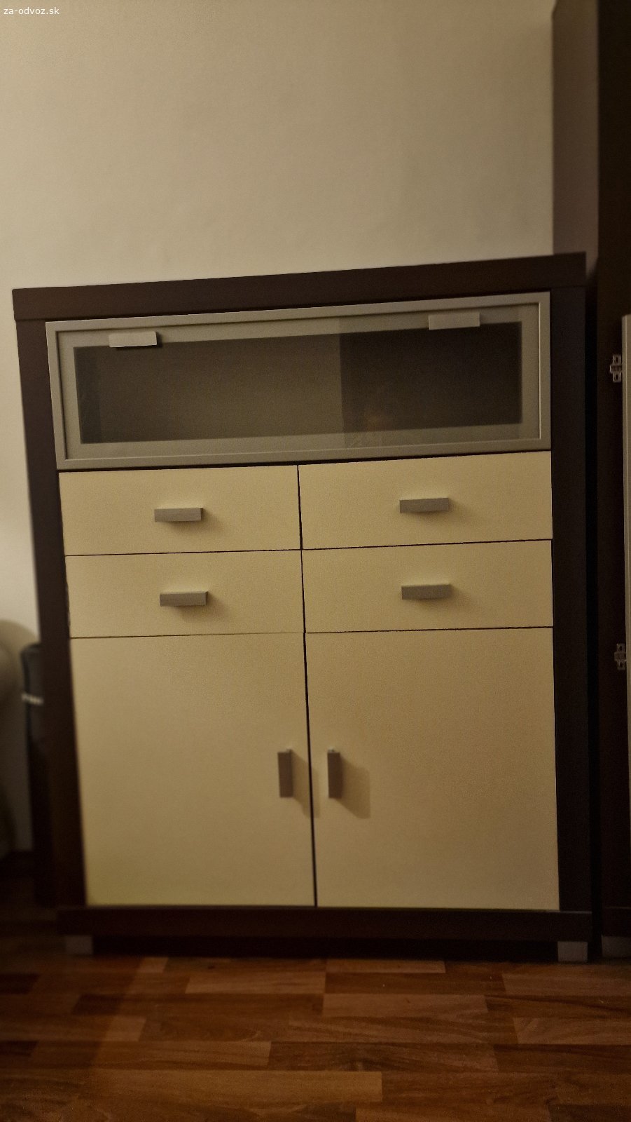Darujem za odvoz obývaciu stenu. Po zmene interiéru posúvam ďalej kvalitnú obývaciu zostavu v elegantnej kombinácii tmavého dreva, krémových dvierok a sklenených prvkov. Nábytok je zachovalý, čistý a pripravený na ďalšie používanie.

Vysoká komoda s presklenou vitrínou:
Rozmery:
D:70cm
Š:39,5cm
V:204cm

Nižšia komoda so zásuvkami a dvierkami s množstvom úložného priestoru.
Rozmery:
D:110 cm
Š:39,5cm
V:139,5 cm

TV stolík s otvorenými policami a 2 zásuvkami
Rozmwry:
D:133,5 cm
Š:56cm
V:56,5 cm

Dizajnový konferenčný stolík z tvrdeného skla
D:107,5 cm
Š:59,5 cm
V:47cm

Celá zostava vytvára jednotný a nadčasový vzhľad obývačky. Vďaka kombinácii uzatvoreného aj otvoreného úložného priestoru je nielen pekná, ale aj praktická.

✅ veľmi dobrý stav
✅ pevná konštrukcia
✅ elegantný dizajn
✅ vhodné do bytu, domu aj kancelárie

Osobný odber: Bratislava, Rača.