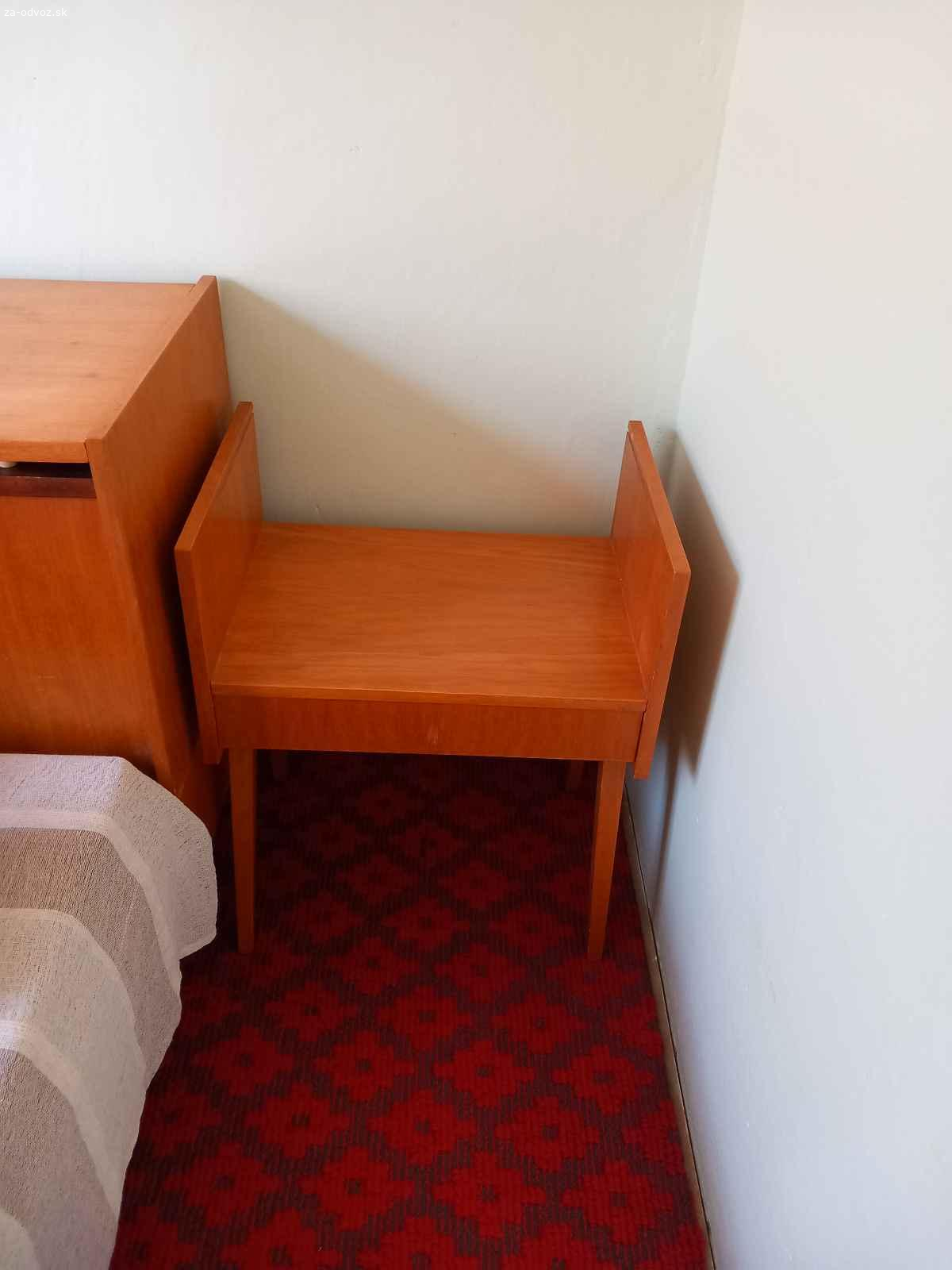Darujem za odvoz perináky a nočné stolíky. Dobrý deň, darujem za odvoz perináky a nočné stolíky.
Nábytok je zo 70-tych rokov.