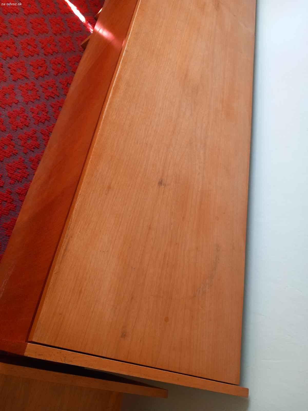 Darujem za odvoz perináky a nočné stolíky. Dobrý deň, darujem za odvoz perináky a nočné stolíky.
Nábytok je zo 70-tych rokov.