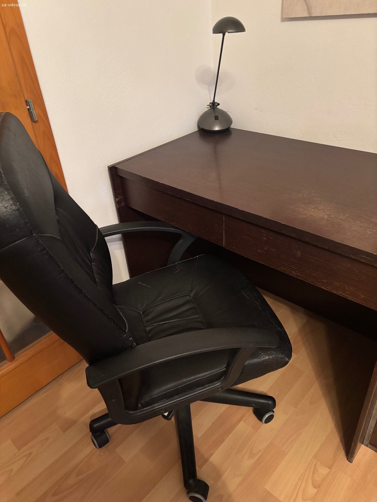 Darujem za odvoz písací stôl. Za odvoz darujem písací stôl s dvomi suplikmi a polickou.
Rozmery: šírka 100 cm, výška 75 cm, hĺbka 60 cm.
V prípade záujmu je možné si vziať i kancelárske kreslo k nemu. Je kolieskové, otočné a s polohovacie výškou.
Odvoz potrebný do nedele 13.9.2026 vrátane.