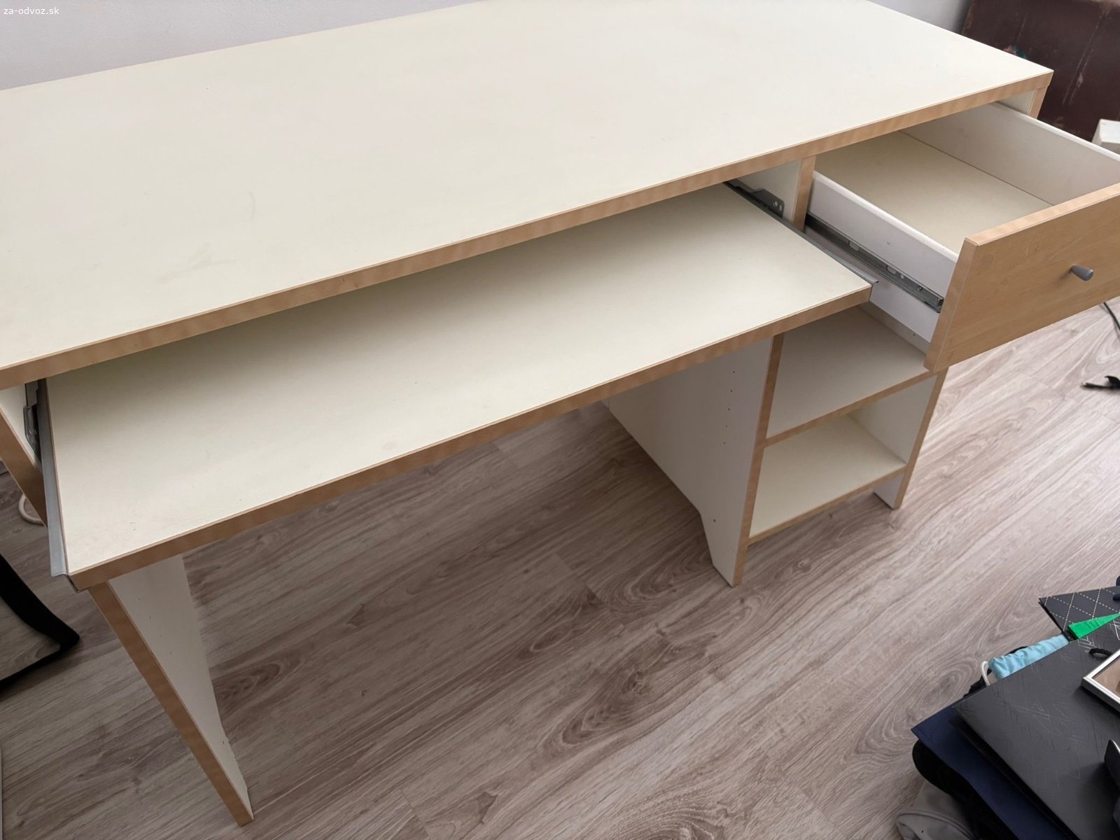 Darujem za odvoz písacie stoly do (detskej) izby. Za odvoz darujem 

Biely stôl šírka 110cm, hĺbka 60cm, výška 70cm

Hnedý stôl šírka 100cm, hĺbka 60cm, výška 70cm

Používané, v dobrom stave