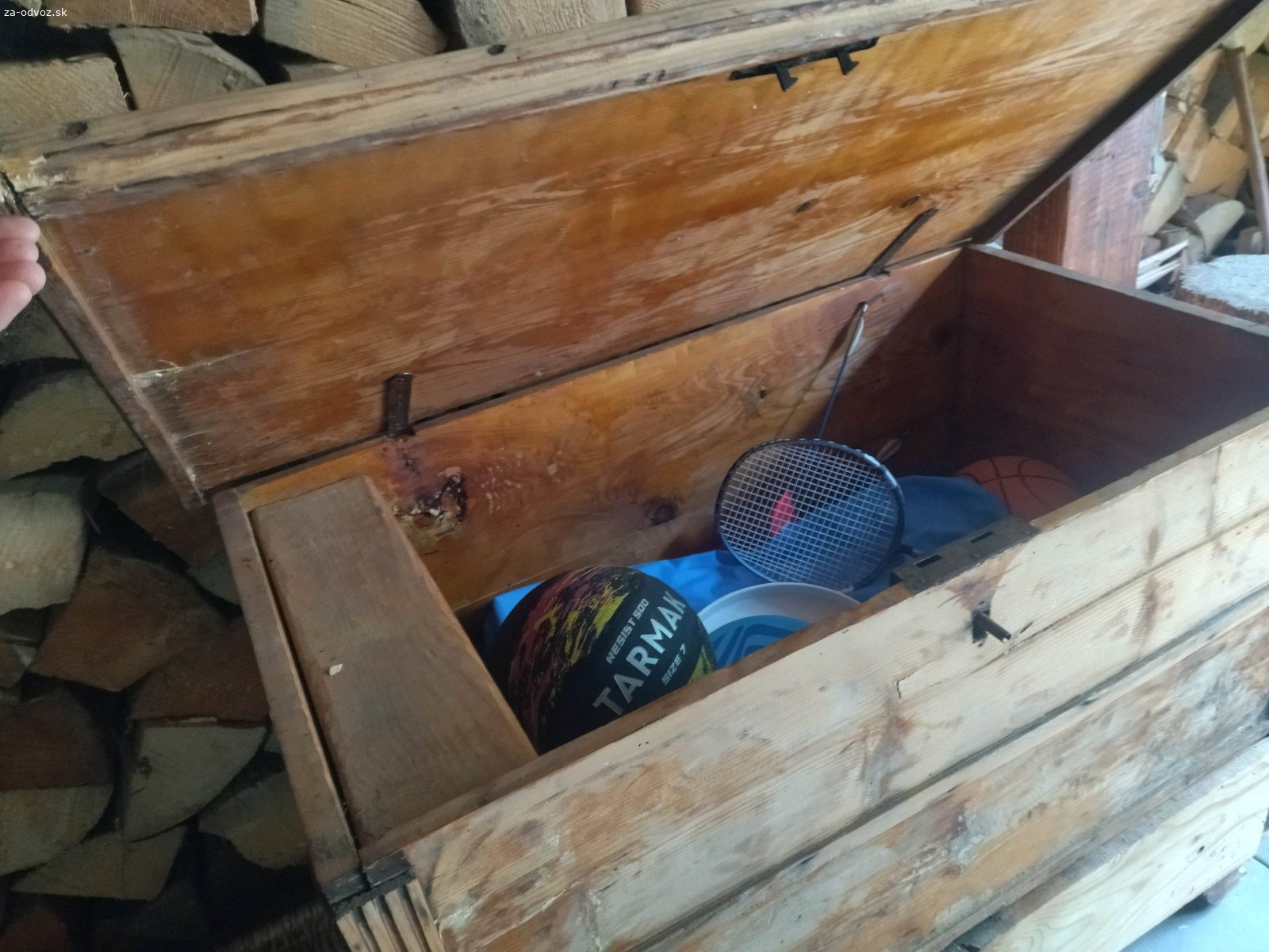 darujem za odvoz retro komodu. Darujem za odvoz zachovalú starú komodu. Drevo je zdravé len treba trošku vybrusit.