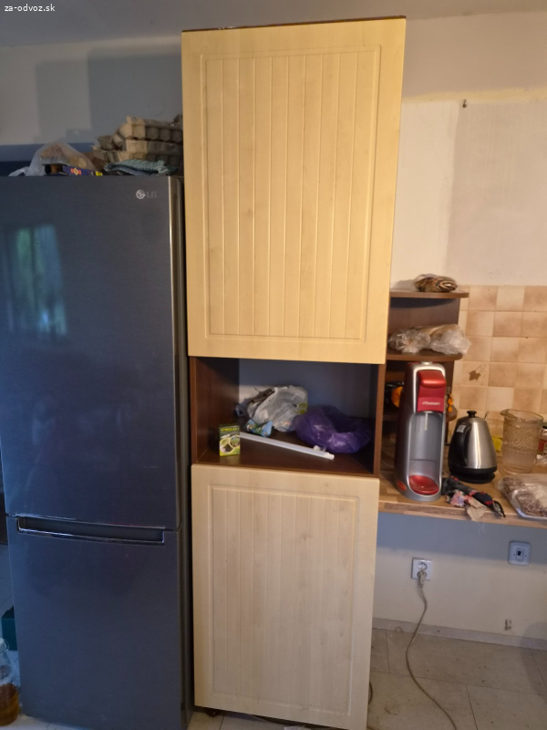 Darujem za odvoz skriňu a závesné skrinky