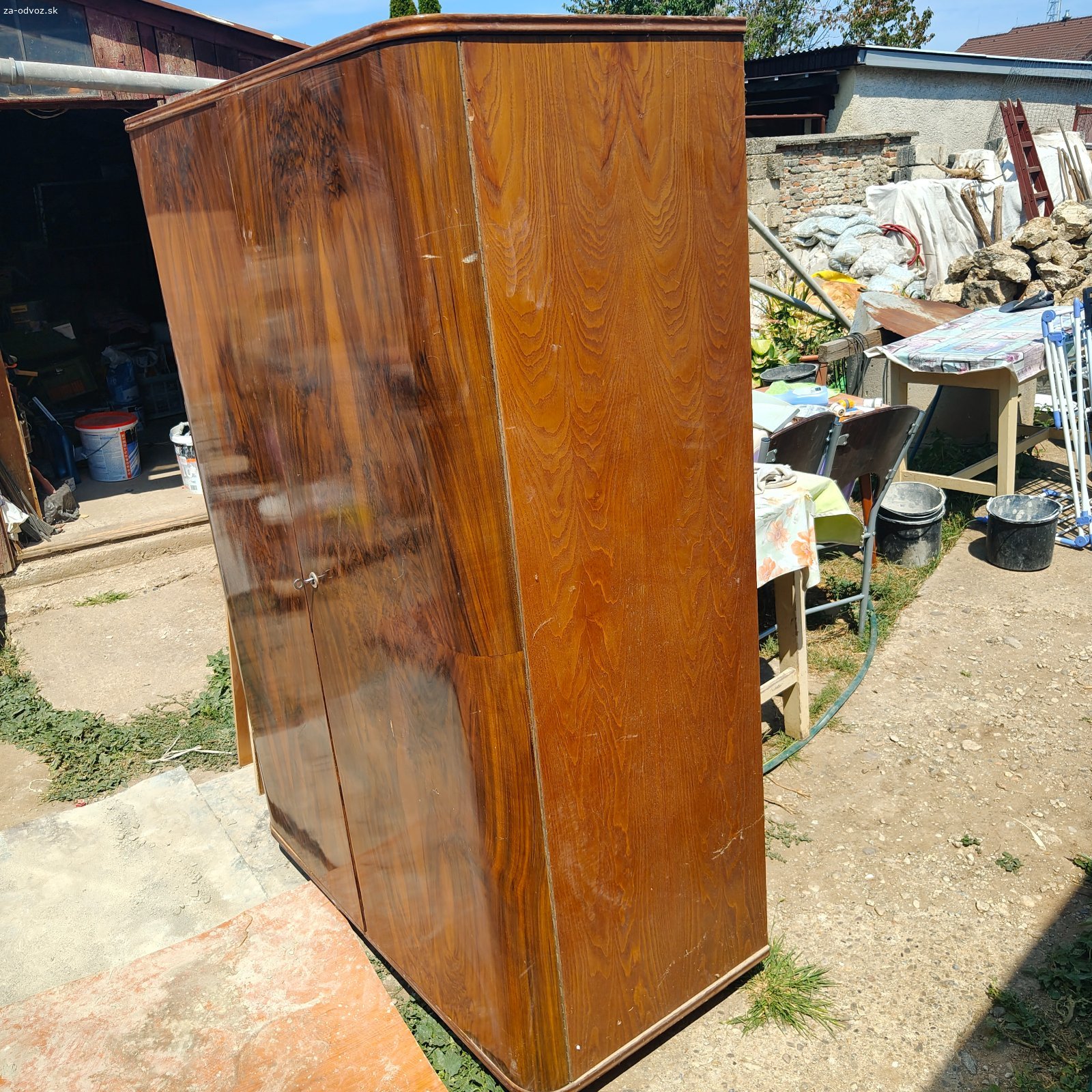 Darujem za odvoz starsie skrine.. Darujem zadarmo 2 starožitné skrine v dobrom stave, nepoškodené.
Platné do utorka.

Rozmery 1-jskrinky: výška 182 cm; šírka (dĺžka) - 120 cm; hĺbka - 60 cm. Šírka dvierok: 60, 60 cm; 
Rozmery 2-j skrinky: výška 182 cm; šírka (dĺžka) - 182 cm; hĺbka - 60 cm. Šírka dvierok: 60, 60, 62 cm.