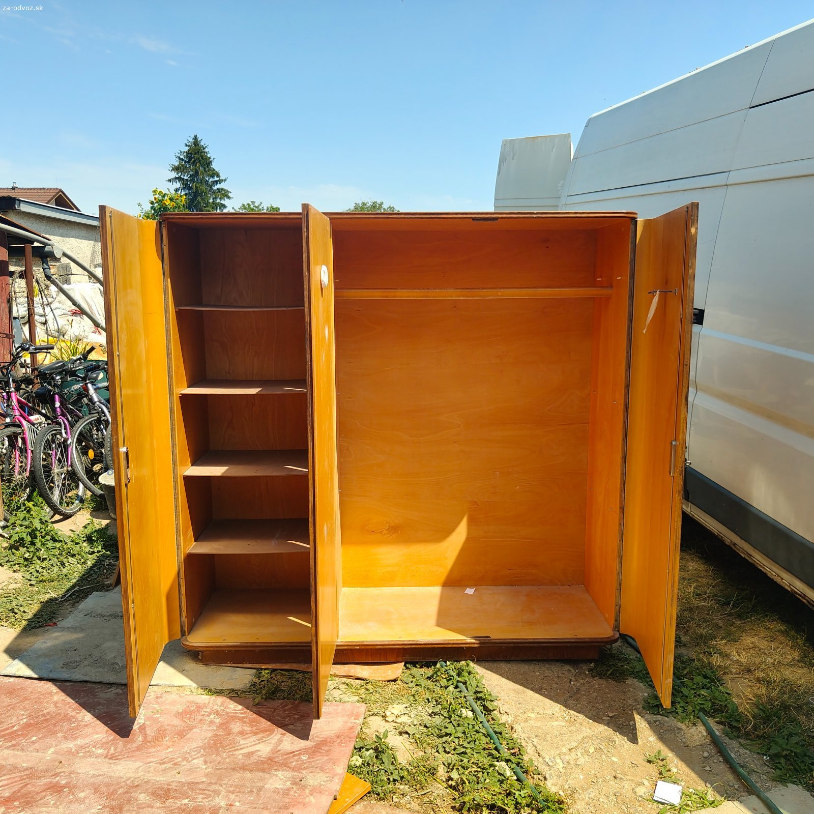 Darujem za odvoz starsie skrine.. Darujem zadarmo 2 starožitné skrine v dobrom stave, nepoškodené.
Platné do utorka.

Rozmery 1-jskrinky: výška 182 cm; šírka (dĺžka) - 120 cm; hĺbka - 60 cm. Šírka dvierok: 60, 60 cm; 
Rozmery 2-j skrinky: výška 182 cm; šírka (dĺžka) - 182 cm; hĺbka - 60 cm. Šírka dvierok: 60, 60, 62 cm.