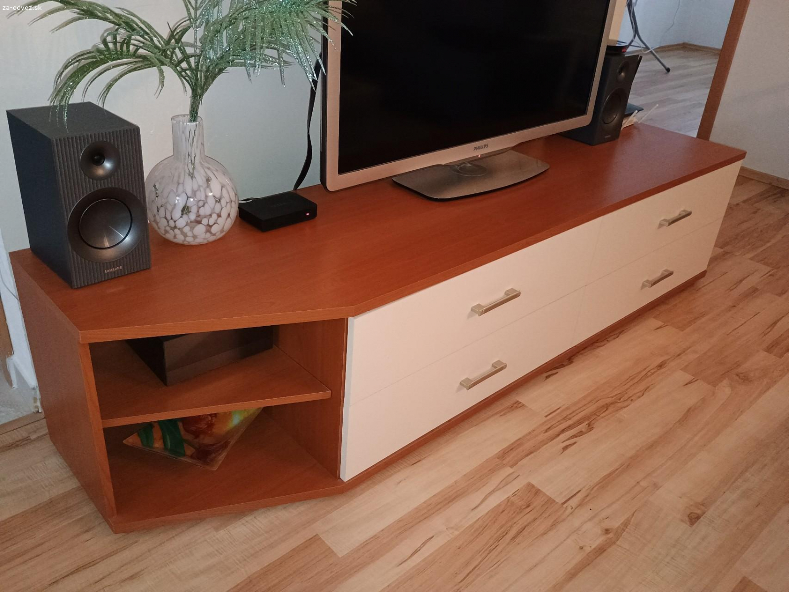 Darujem za odvoz TV stolík. Hľadám nového majiteľa pre zachovalý TV stolík/ komodu, 4 zásuvky, farba čerešňa/vanilka, dĺžka 201 cm, hĺbka 50,5 cm, výška 46,5 cm, materiál drevovláknitá doska.