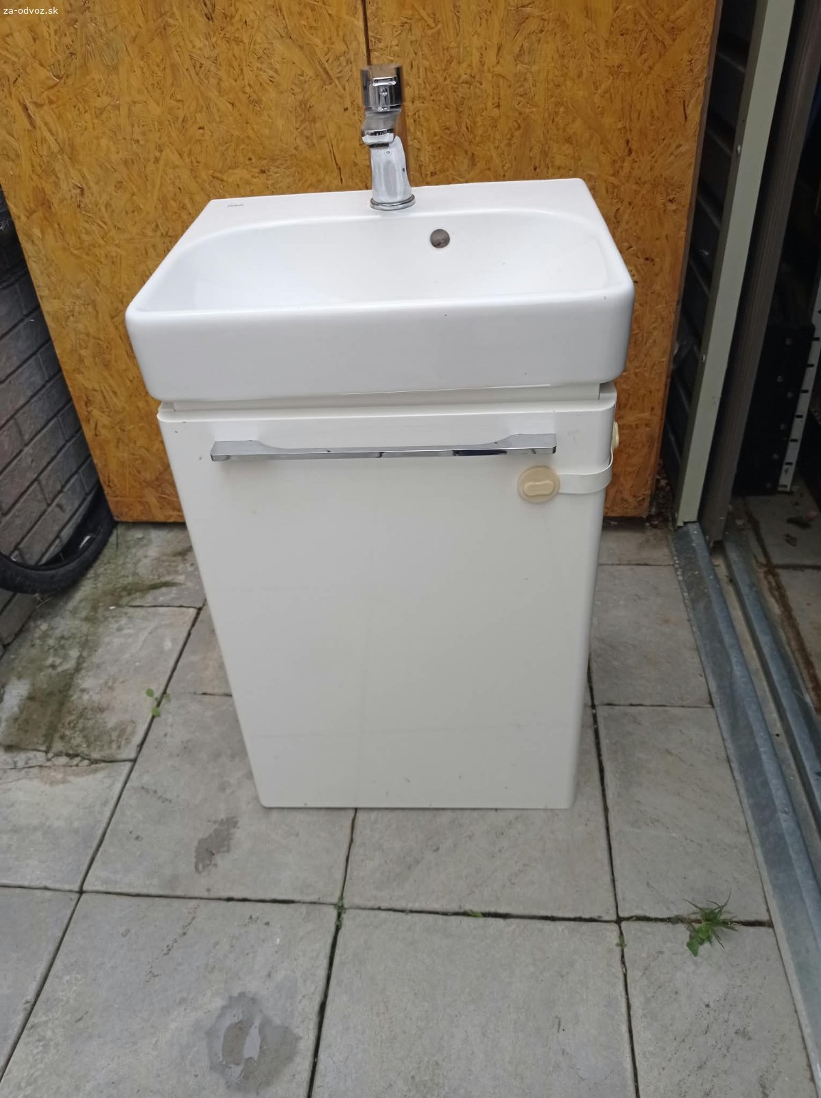 Darujem za odvoz umyvadlo so skrinkou na WC.. Darujem za odvoz umyvadlo so skrinkou na WC. Obec Košúty.