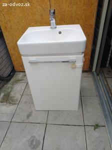Darujem za odvoz umyvadlo so skrinkou na WC.