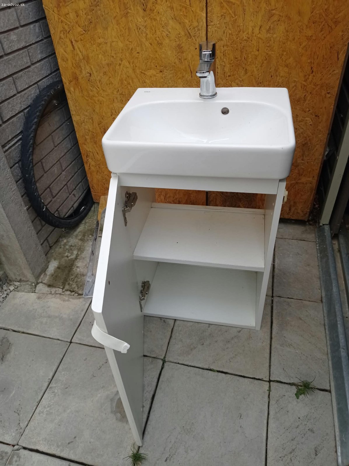 Darujem za odvoz umyvadlo so skrinkou na WC.. Darujem za odvoz umyvadlo so skrinkou na WC. Obec Košúty.