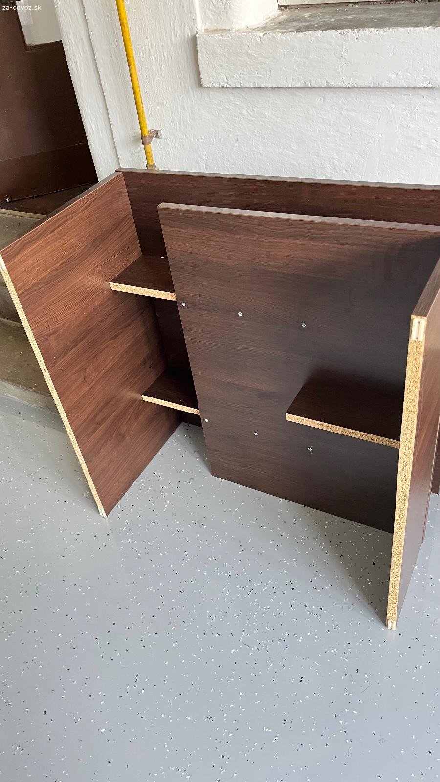 Darujem za odvoz. Konferenčný stolík aj so sklom na vrch. Rozmery 90x90x47cm.
