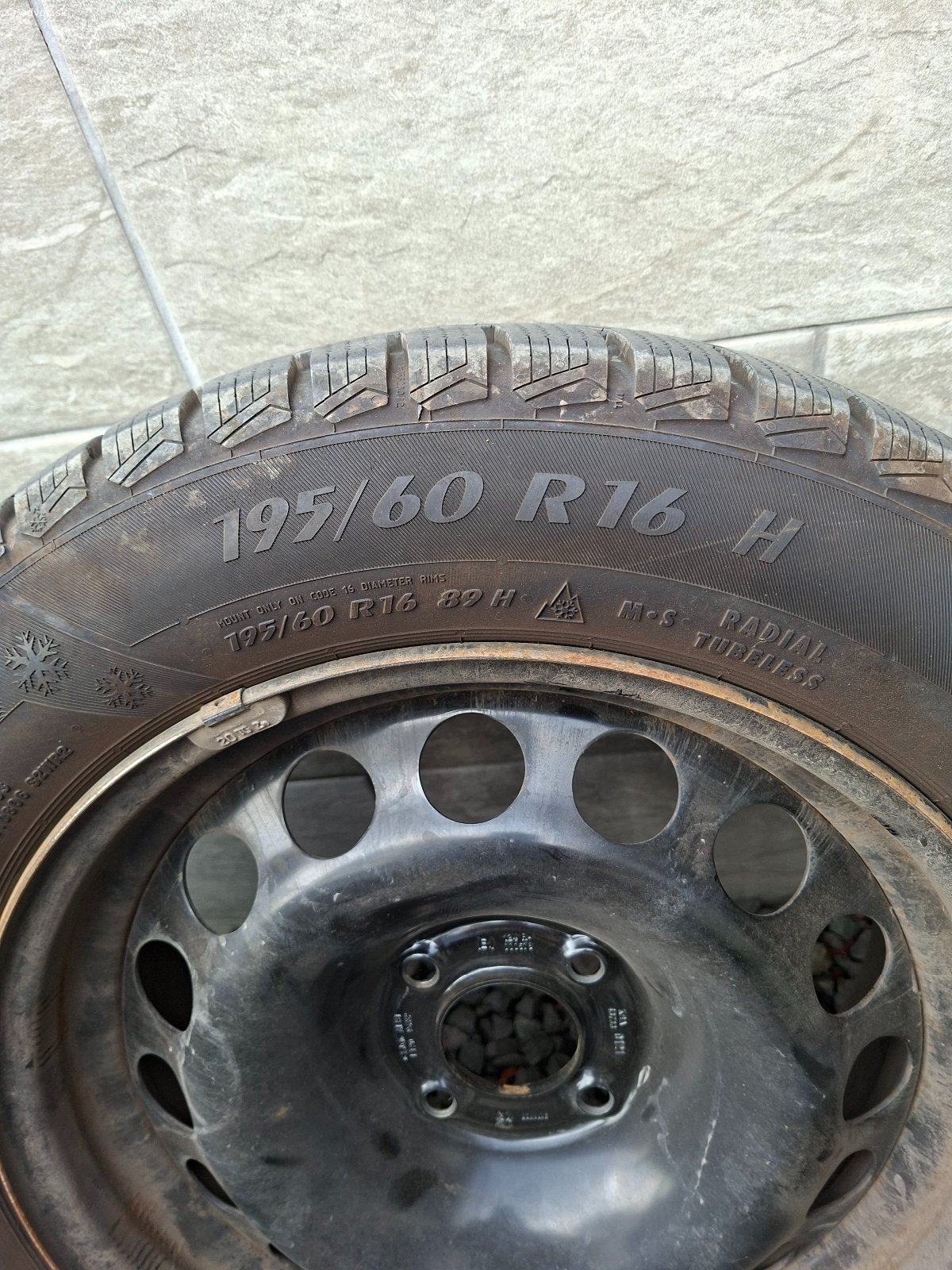 Darujem za odvoz. Komplet 4 kusy plechove disky a zimne pneu dezen cca 8mm 195x65x16 stvor dierove original z opel crossland