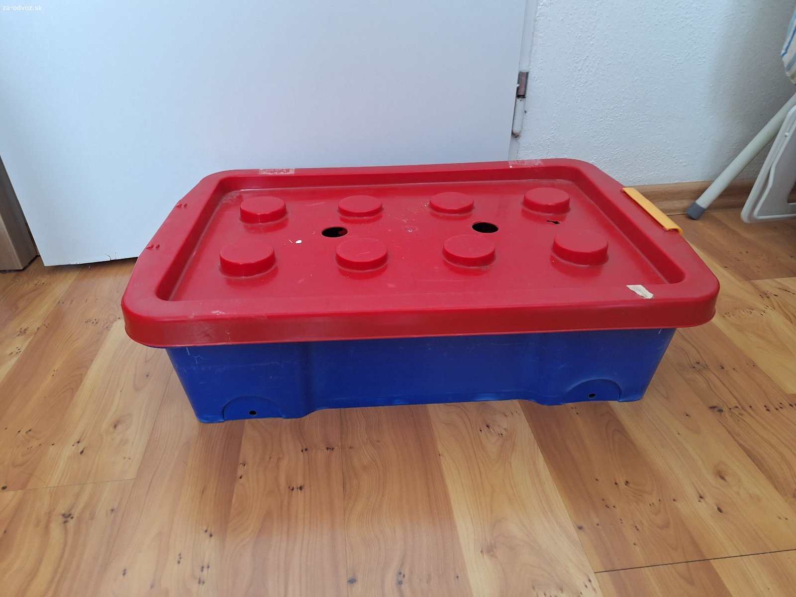 Darujem za odvoz. Darujem Lego krabicu plnú rôznych Lego kociek , pozri foto, za odvoz