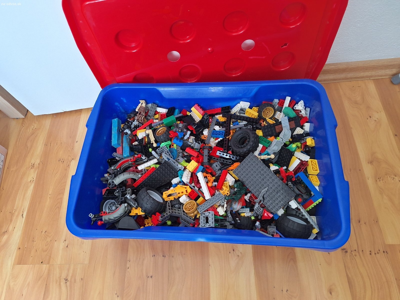 Darujem za odvoz. Darujem Lego krabicu plnú rôznych Lego kociek , pozri foto, za odvoz